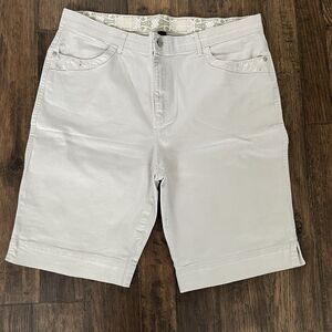 Gloria Vanderbilt Women’s 16 Denim Cream Jean Bermuda Shorts High Rise Stretch